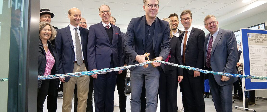 Bayerns Wissenschaftsminister Markus Blume durchschnitt das Band und eröffnete damit den CAIDAS-Neubau auch ganz offiziell. In Betrieb ist der Bau schon seit mehreren Monaten.