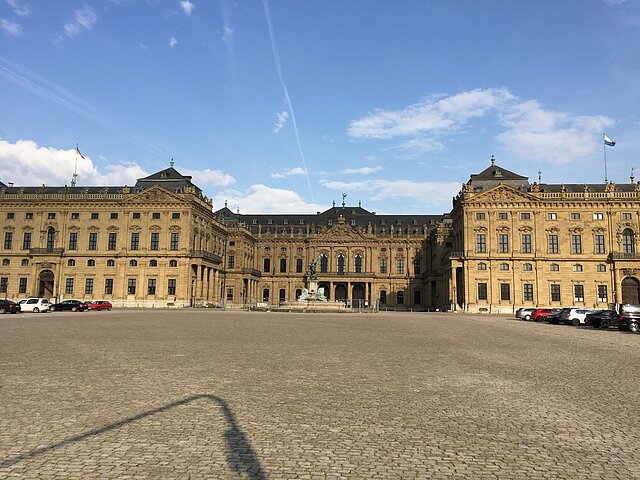 Außenansicht mit Parkplatz