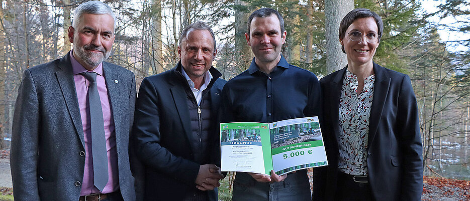 Dr. Roland Baier, Leiter des Nationalparks Berchtesgaden (v.l.), Staatsminister Thorsten Glauber und Ursula Schuster, Leiterin des Nationalparks Bayerischer Wald, gratulierten dem Preisträger Dr. Christian von Hoermann (Zweiter v.re.). 