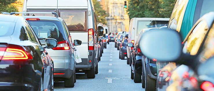 Mit durchschnittlich 1,2 Personen sind Pkw in Deutschland besetzt – insbesondere im Berufsverkehr. Würden sich mehrere Fahrerinnen und Fahrer zusammenschließen, könnte das den Verkehr deutlich reduzieren.