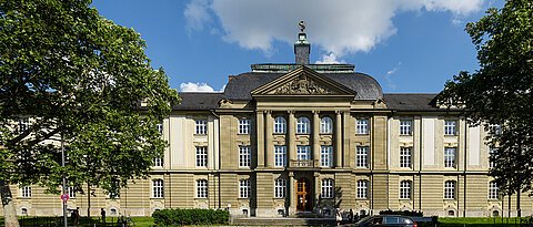 Im Unigebäude am Wittelsbacherplatz findet die Podiumsdiskussion statt.