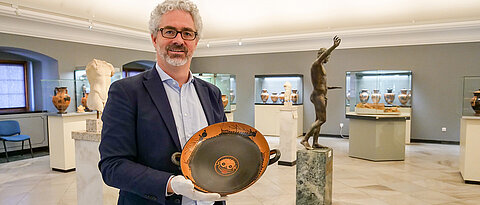 Whoever drinks the last sip sees the Medusa. Jochen Griesbach-Scriba with a drinking bowl that was made around 540 BC. 