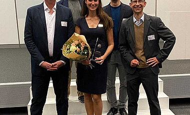 Gewinnerteam ENDOLEASE, vorne v.l.n.r.: Dr. Eric Wittchow, Dr. med. Anna Fleischer M.Sc., Prof. Dr. med. Ulrich Hofmann, hinten links: Michael Bartolf-Kopp M.Sc. und Franz Moser M.Sc.. Es fehlen Prof. Dr. Tomasz Jüngst, Johannes Braig M.Sc. und Dr. Heinz Schwer MBA.