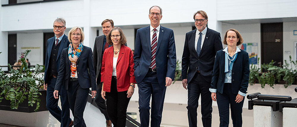 Bild der Universitätsleitung (v.l.n.r.: Dr. Uwe Klug, Prof. Dr. Caroline Kisker, Prof. Dr. Matthias Bode, Prof. Dr. Doris Fischer, Präsident Prof. Dr. Paul Pauli, Prof. Dr. Andreas Dörpinghaus und Prof. Dr. Anja Schlömerkemper).