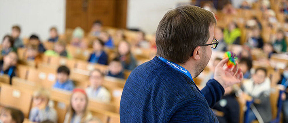 Dozent hält Vortrag bei Kinderuni