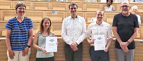 Gruppenfoto zum Science Award 2024 mit (v.l.): Bettina Böttcher, Venessa Flegler, Christian Häring, Fabian Link und Markus Engstler. 