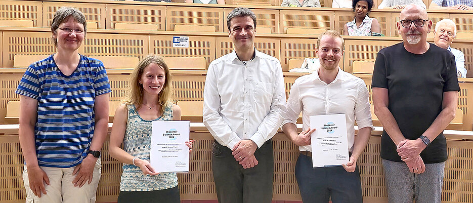 Gruppenfoto zum Science Award 2024 mit (v.l.): Bettina Böttcher, Venessa Flegler, Christian Häring, Fabian Link und Markus Engstler. 