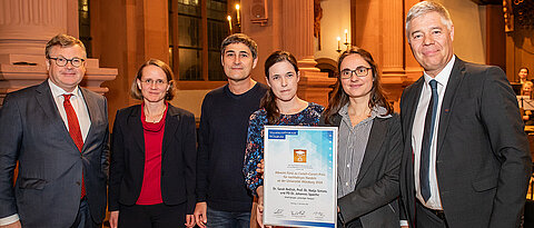 Über die Verleihung des Preises freuen sich (v.l.n.r.): Stifter Ferdinand Fürst zu Castell-Castell, Vizepräsidentin Anja Schlömerkemper, PD Dr. Johannes Spaethe, Juniorprofessorin Nadja Simons, Dr. Sarah Redlich und Dr. Gunther Schunk, erster Vorsitzender des Unibundes. 