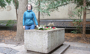 Anežka Klimentová am Grabmal Walthers von der Vogelweide im Lusamgärtchen der Neumünsterkirche.