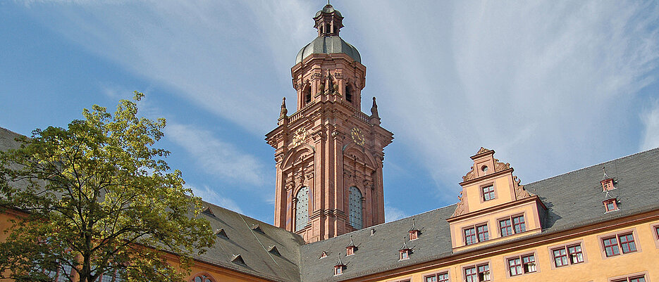 Die Veranstaltung findet im Max-Stern-Keller der Alten Universität statt. 