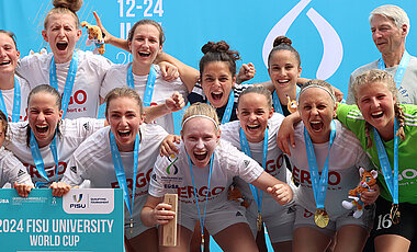 So sehen Siegerinnen aus! Die Fußballerinnen aus Würzburg holten bei den European University Games in Ungarn den Titel. 
