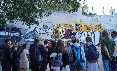 Angeregte Diskussion über ein Graffiti im Zentrum von Bastia.                