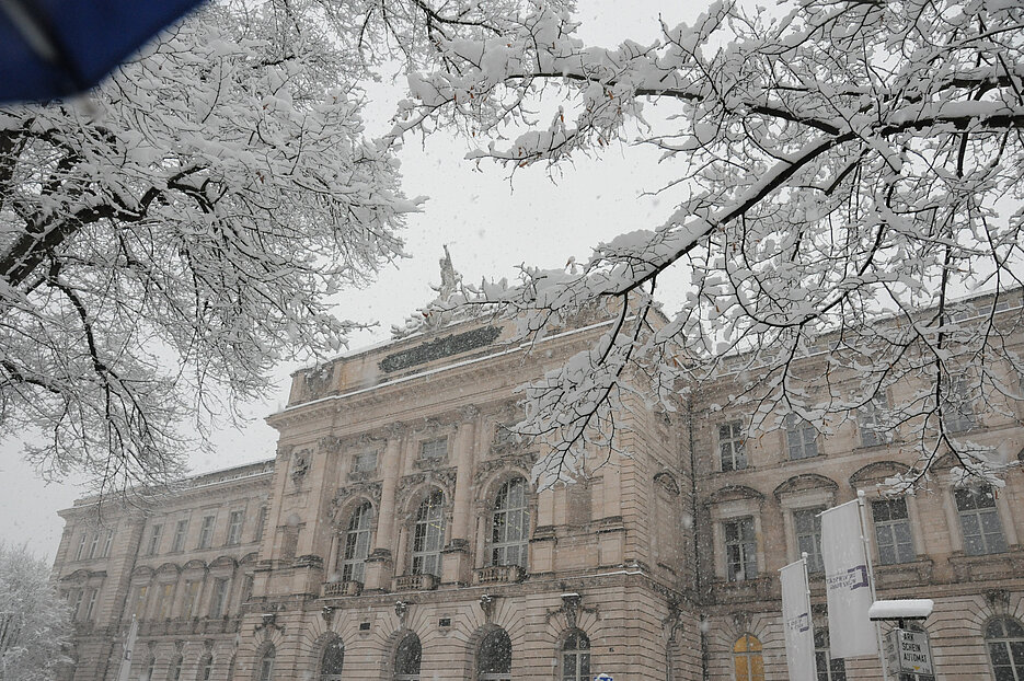 Uni am Sanderring im Schneetreiben. Foto Robert Emmerich