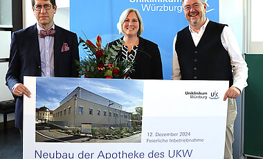 Stefan Frantz, stellvertretender Ärztlicher Direktor der Würzburger Uniklinik, Mareike Kunkel, Leiterin der Apotheke am UKW, und UKW-Pflegedirektor Marcus Huppertz (v. l.) bei der feierlichen Inbetriebnahme des Apotheken-Neubaus.