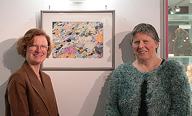 Dorothée Kleinschrot (li.) vom Mineralogischen Museum und Künstlerin Karin Ambros bei der Eröffnung der Ausstellung. 