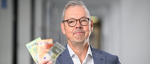 Professor Peter Bofinger erklärt bei der Kinderuni das Geheimnis des Geldes.