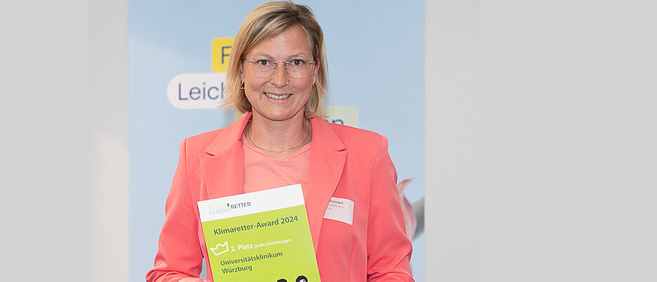  Julia Weimert von der Stabsstelle Nachhaltigkeit nahm für das Uniklinikum Würzburg den Klimaretter-Award 2024 entgegen. 