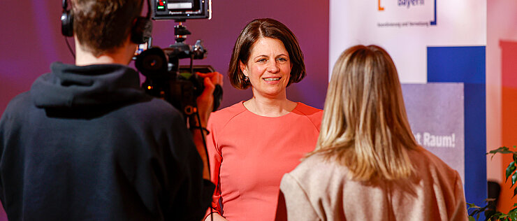 Susanne Knotzer im Interview mit einem Fernsehsender. Ihre Netzwerkarbeit besteht zu einem Gutteil aus Öffentlichkeitsarbeit für die bayerischen MINT-Regionen. 
