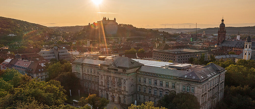 Blick auf die Neue Universität am Sanderring bei Sonnenuntergang.