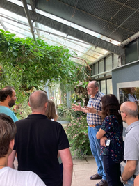 Prof. Riederer mit Mitgliedern der Nachhaltigkeitskommission während der Führung durch den Botanischen Garten