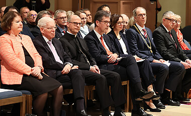 Zahlreiche Ehrengäste waren zum Festakt in die Neubaukirche gekommen, darunter Würzburgs Oberbürgermeister Christian Schuchardt und Bischof Franz Jung. 