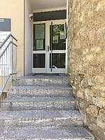 Eingangstür mit Treppe