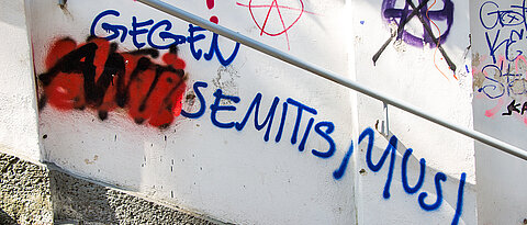 Antisemitische Schmierereien und Parolen sind mittlerweile Alltag an vielen deutschen Schulen.