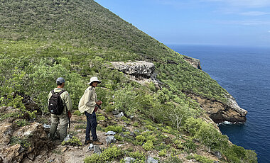 Kirtana Kumar und Galapagos-Ranger Henry während der Feldarbeit auf Galapagos. 