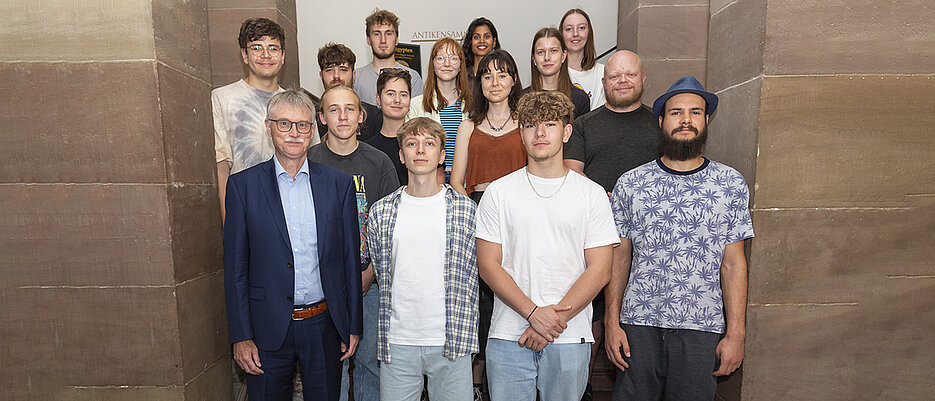 Kanzler Dr. Uwe Klug gemeinsam mit den neuen Azubis an der Uni Würzburg.