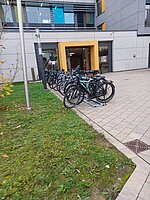 Westeingang mit Fahrradständern