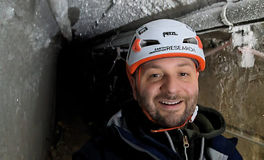 Tobias Ullmann im Permafrost-Tunnel der Umweltforschungsstation Schneefernerhaus.