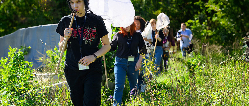 Schülerinnen auf einer Wiese