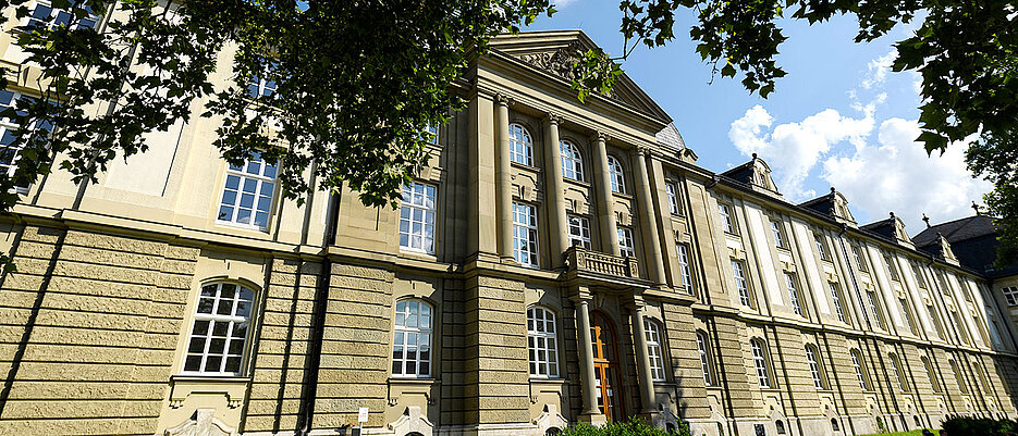 Das Universitätsgebäude am Wittelsbacherplatz in Würzburg.