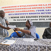 Professor Virima Mudogo, Marie-Françoise Mukadi und Rektor Alexis Mpoyi. (Foto: C. Tshibola)