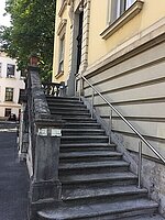 Haupteingang mit Treppe