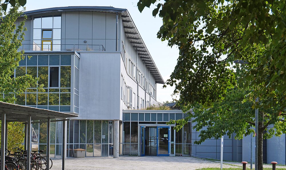 Der Westeingang des Instituts für Informatik der Uni Würzburg auf dem Campus Hubland.