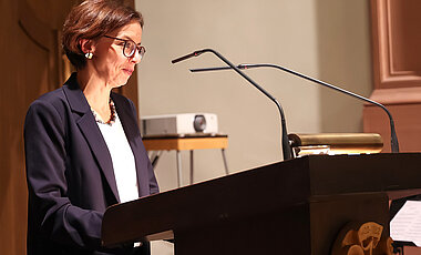 Barbara Schmitz, Leiterin des Lehrstuhls für Altes Testament und biblisch-orientalische Sprachen der JMU und Vorsitzende des Senats, hielt die Laudatio. (Foto: Rudi Merkl)