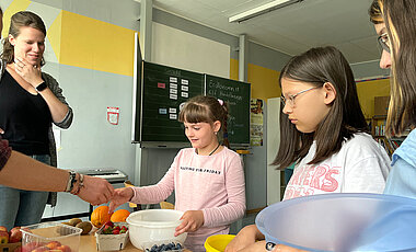Beim gespielten Einkauf auf dem Markt lernen Kinder aus der Ukraine Alltagsdeutsch.