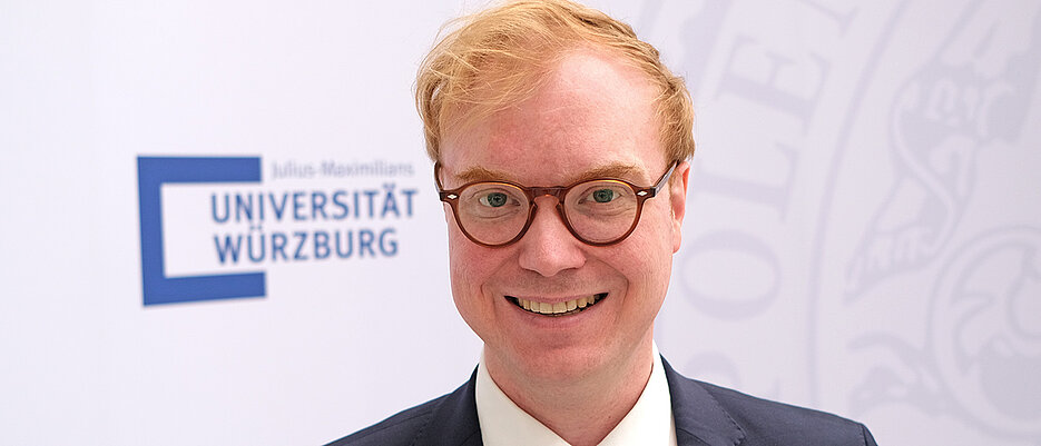 Stefan Thönißen hat sein Staatsexamen mit der besten Note, die in Baden-Württemberg je vergeben wurde, abgelegt. Jetzt ist er Professor an der JMU.