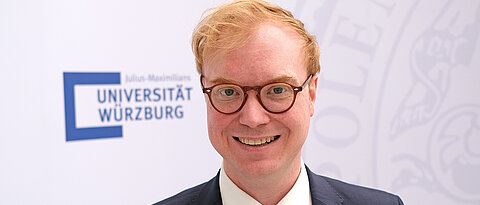 Stefan Thönißen hat sein Staatsexamen mit der besten Note, die in Baden-Württemberg je vergeben wurde, abgelegt. Jetzt ist er Professor an der JMU.