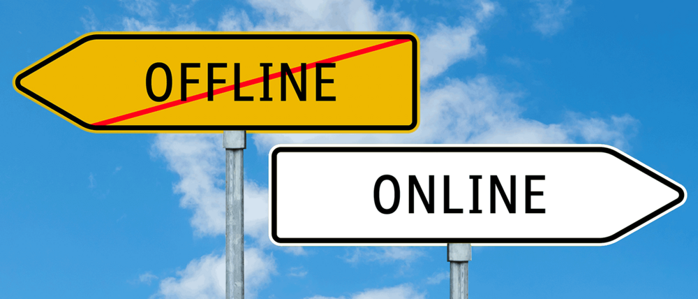 Zwei Wegweiser mit den Aufschriften "Offline" sowie "Online"