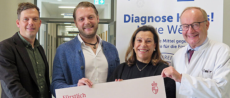 Von links: Björn Progl und Lukas Fleck übergaben eine Spende von 20.000 Euro an Gabriele Nelkenstock und Hermann Einsele.             