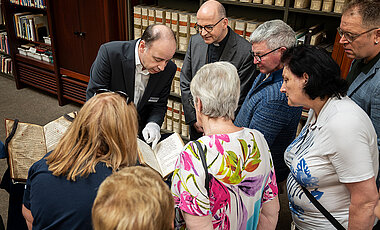 Bischof Dr. Franz Jung und eine Delegation aus Irland bekamen von Dr. Hans-Günter Schmidt wertvolle Handschriften mit Irlandbezug gezeigt. 