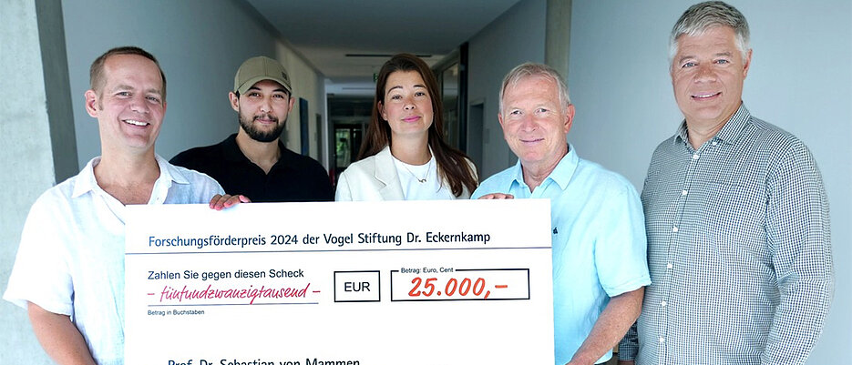 Das Gewinnerteam 2024 mit (v.l.): Sebastian von Mammen und Mounsif Chetitah (Lehrstuhl Mensch-Computer-Interaktion der JMU) mit Erhard Frank, Catharina Kipping und Gunther Schunk (Vogel Stiftung Dr. Eckernkamp) bei der symbolischen Scheckübergabe. 