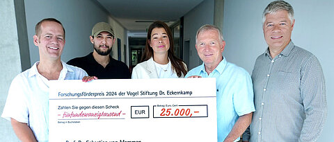 Das Gewinnerteam 2024 mit (v.l.): Sebastian von Mammen und Mounsif Chetitah (Lehrstuhl Mensch-Computer-Interaktion der JMU) mit Erhard Frank, Catharina Kipping und Gunther Schunk (Vogel Stiftung Dr. Eckernkamp) bei der symbolischen Scheckübergabe. 