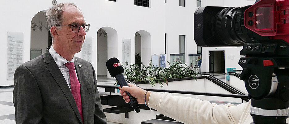 Gerne gab Präsident Paul Pauli den Medien den Medien bei der jährlichen Pressekonferenz Auskunft rund um universitäre Belange.