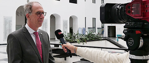 Gerne gab Präsident Paul Pauli den Medien den Medien bei der jährlichen Pressekonferenz Auskunft rund um universitäre Belange.