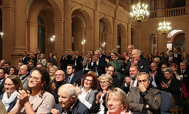 „Standing Ovations“ der etwa 200 Gäste zur Verleihung der Ehrenpromotion. 