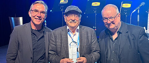 Wolfgang Kiefer (Mitte) mit seinen Laudatoren Jürgen Popp (l.) und Peter Vogt. 
