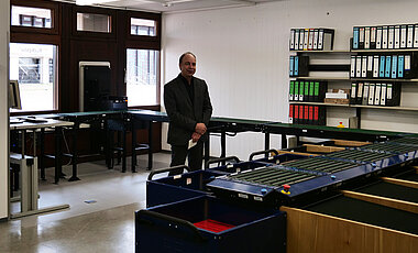 Unibibleiter Hans-Günter Schmidt präsentiert die Sortieranlage.
